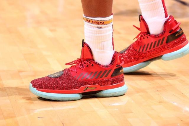 周琦5投2中仅得10分 罚球三不沾登上微博热搜